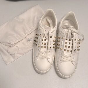Valentino Garavani rockstud sneakers sz 39 great condition